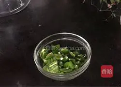 Illustration of how to stir-fry diced ham with colorful vegetables 4