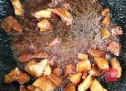 Illustration of how to make braised pork beans and stuffed noodles 4