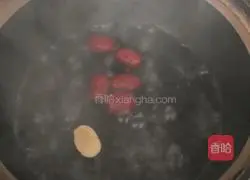 Illustration of how to make red date milk tea 2