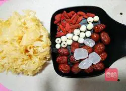 Illustration of how to make wolfberry, tremella and lotus seed soup 1