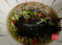 Illustration of how to make shrimp and seaweed clear soup noodles 4