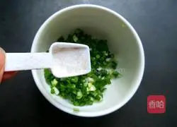 Illustration of how to make dumpling skin scallion pancakes 4
