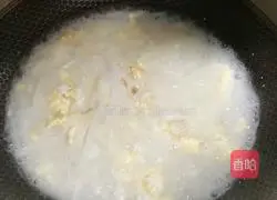Illustration of how to make egg and radish soup 3