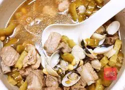 Casserole white clams Illustration of how to make bitter melon and pork ribs soup 8
