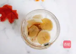 Illustration of how to make banana milkshake 4