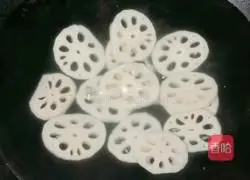 Illustration of how to make fried pork slices with lotus root and yuba 9