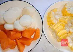 Illustration of how to make ribs, corn and water chestnut soup 2