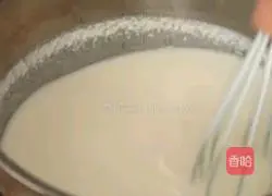 Illustration of how to make black tea milk cap 3