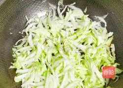 Illustration of how to make hot cabbage soup noodles 10