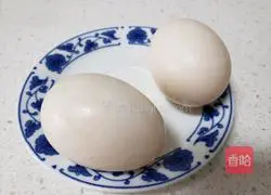 Illustration of how to make fried lettuce with duck eggs 1