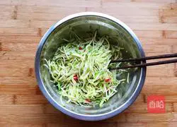 Illustration of how to make cold zucchini shreds 5