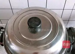 Illustration of how to make brown sugar glutinous rice rolls 8