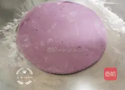 Illustration of how to make purple potato and red date donuts 7