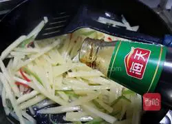 Illustration of how to make vinegar potato shreds 8
