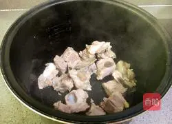 Illustration of how to make dried squid and peanut pork ribs soup 4