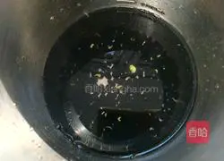 Illustration of how to make black bean dregs cake 2