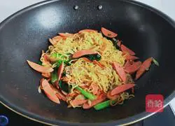 Illustration of how to make instant noodles with ham and vegetables 9