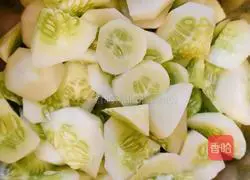 Illustration of how to make cold cucumber 3