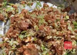 Illustration of how to make pork and green onion buns 2