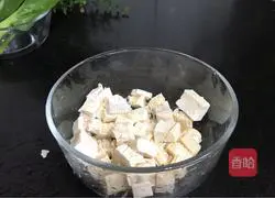 Illustration of how to make shrimp skin and preserved egg soup 4 