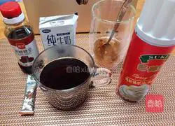 Illustration of how to make caramel pearl black tea latte 6