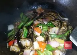 Illustration of how to make fried eel with onions 4