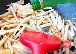 Illustration of how to make glutinous rice vermicelli radish soup 11