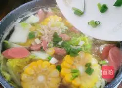 Illustration of how to make cabbage and corn fat-clearing and nourishing soup 7