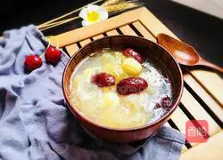 Illustration of how to make Lotus Seed and Snow Fungus Bone Soup (moisturizing and calcium supplementing) 12