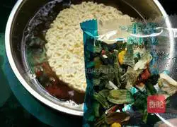 Illustration of making mushroom and shrimp noodles 7