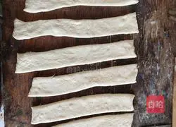 Illustration of how to make crispy fried dough sticks 3