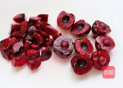 Illustration of how to make cherry strawberry fruit tea 3