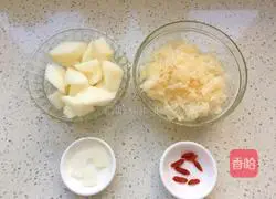 Illustration of how to make rock sugar, snow pear and white fungus soup 2