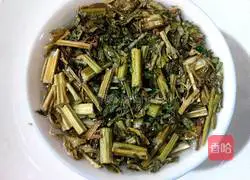 Illustration of making motherwort, jujube and egg soup 2