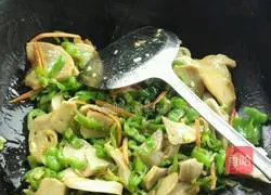 Illustration of how to stir-fry gluten with green pepper 6