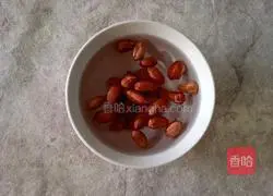 Illustration of how to make walnut and peanut milk 3
