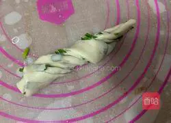 Illustration of how to make fried green onion pancakes (using dumpling skins) 8