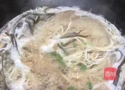 Illustration of how to make kelp shredded pork noodle soup 8