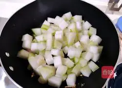 Illustration of how to make salted egg and winter melon meatball soup 4