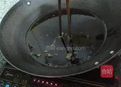 Illustration of how to make Datong oil cake 6