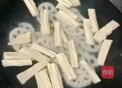 Illustration of how to make fried pork slices with lotus root and yuba 10