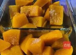 Illustration of how to make pumpkin milk steamed buns 1