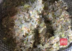 Illustration of how to make celery, mushrooms, pork and vermicelli dumplings 3