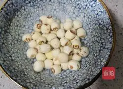 Illustration of how to make peach gum, tremella and lotus seed soup 8