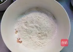 Illustration of how to make ham sausage, egg and scallion pancake 4