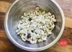 Illustration of how to make steamed noodles with lean meat and plum beans 4