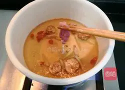 Illustration of how to make mushroom and wolfberry lean meat soup 15