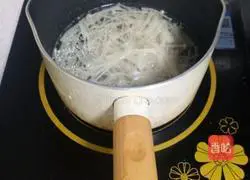 Illustration of how to mix enoki mushrooms with lettuce 4