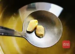 Illustration of how to make Lotus Seed and Snow Fungus Bone Soup (Moisturizing and Calcium Replenishing) 5