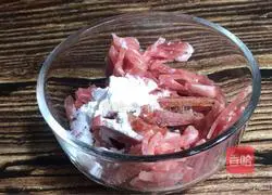 Illustration of how to make wolfberry, lettuce and shredded pork soup 1